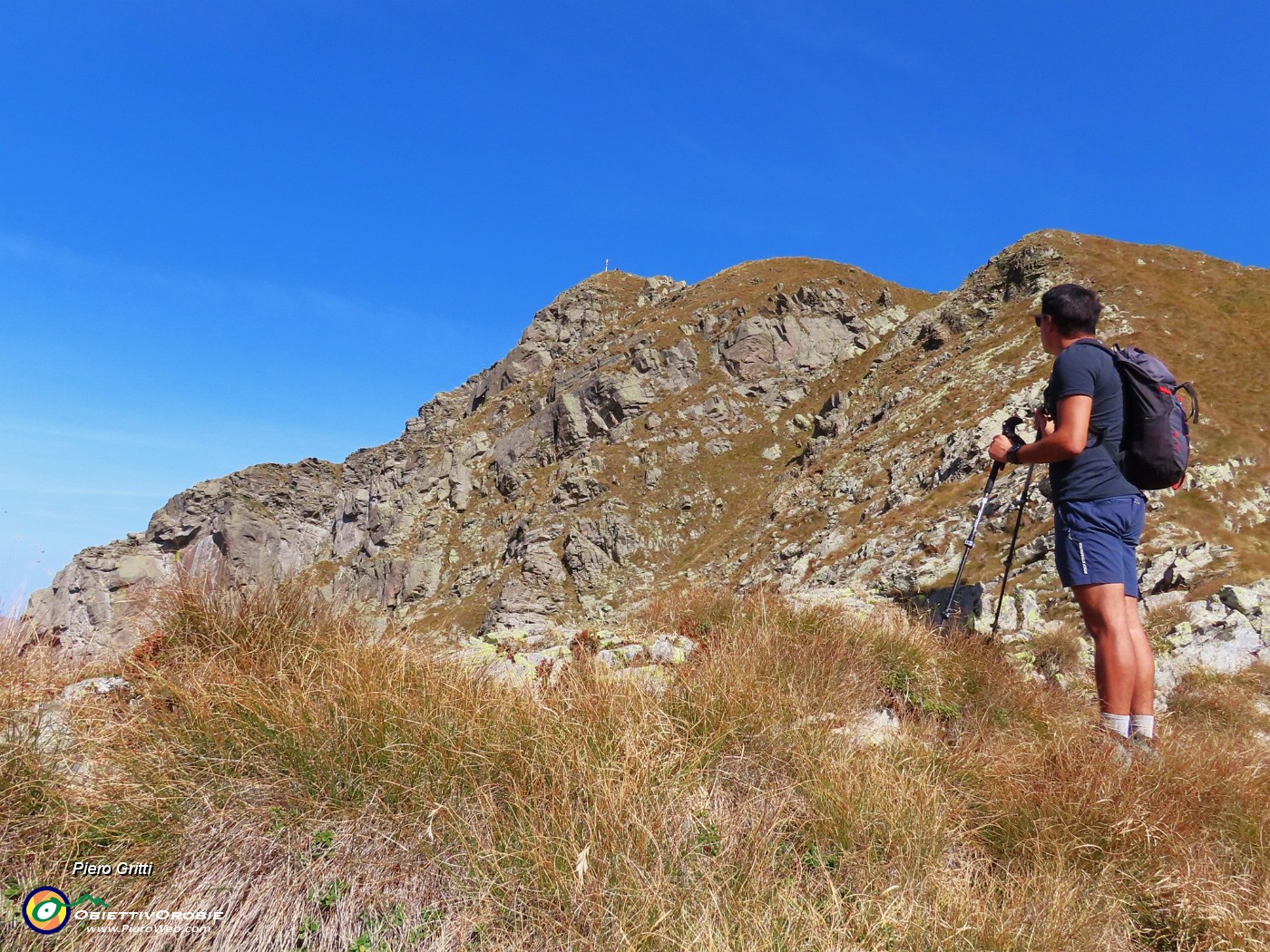 30 Seguendo la traccia-sentierino a tratti segnato da ometti per Cima di Val Pianella.JPG